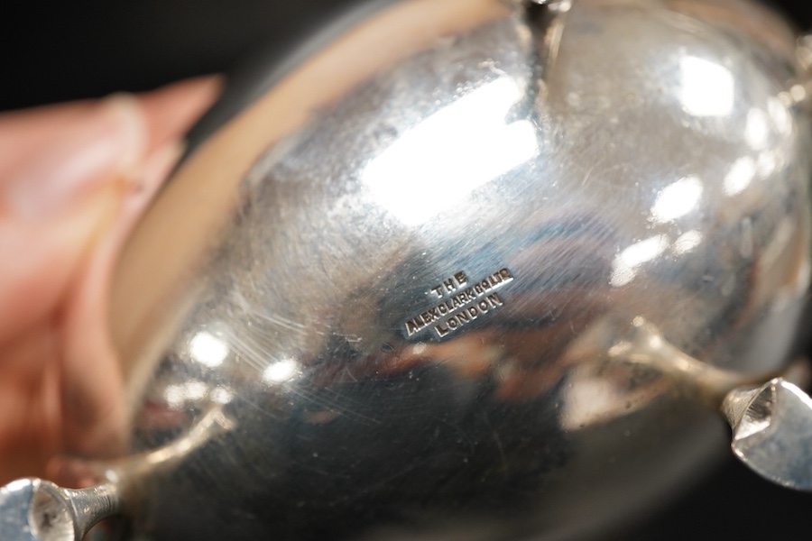 A late Victorian repousse silver bonbon dish, Kemp Bros. London, 1897, diameter 15.1cm, together with two silver sauceboats, 10oz.